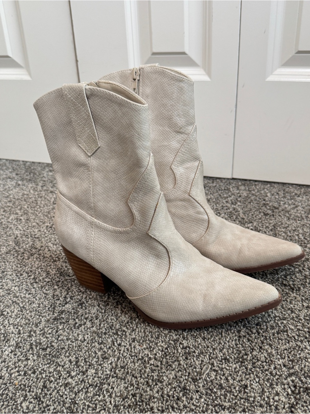 Coconuts by Matisse Bambi Western Ankle Booties Beige Snake Print Size 7.5